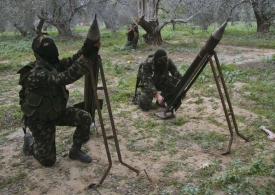 Bojovníci Hamasu odpalují rakety na Izrael.