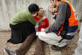 Žena ve Sderotu v šoku po dopadu palestinské střely.