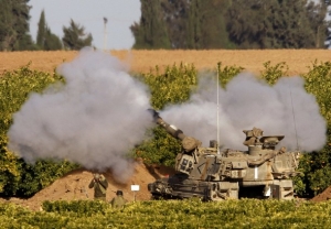 Izraelské mobilní dělostřelectvo v Gaze.