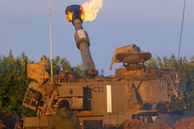 Izraelskou ofenzivu podporuje artilerie.