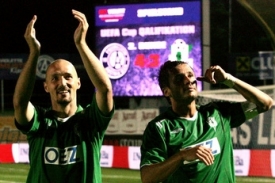 Jablonečtí Luděk Zelenka (vlevo) a Miroslav Baranek krátce po utkání, v němž jejich tým prohrál s Austrií Vídeň ve druhém předkole Poháru UEFA 3:4