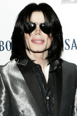 Zpěvák Michael Jackson musí k britskému soudu.