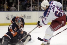 "Jezdec" Jaromír Jágr v duelu proti New York Islanders.