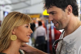 Jaromír Jágr se loučí se svou přítelkyní Innou na ruzyňském letišti.