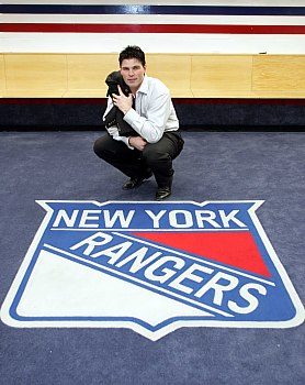 Jaromrí Jágr před znakem New Yorku Rangers.