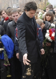 Jaromír Jágr na pohřbu spoluhráče Čerepanova.