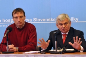 Slovenský ministr hospodářství Ľubomír Jahnátek (vpravo).