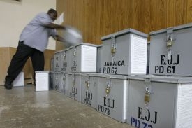Úředník rovná volební urny před začátkem hlasování