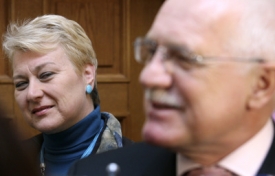 Liana Janáčková z klubu SNK naslouchá prezidentu Václavu Klausovi.