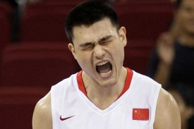 Čínská basketbalová hvězda, 229 cm vysoký Jao Ming.