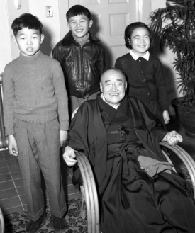 Japonský premiér Aso (uprostřed) s dědečkem, premiérem Jošidou.