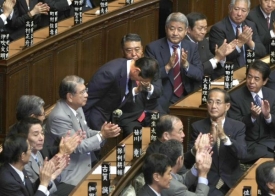Japonský parlament, potlesk pro nového předsedu vlády.