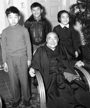 Nový premiér Aso (vzadu uprostřed) s dědečkem premiérem Jošidou.