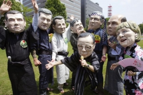 Karaoke géosmáků pod vedením japonského premiéra. Aktivisté OXFAMu.