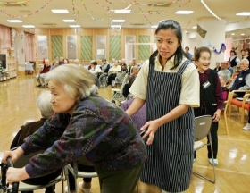 Japonský dům pro seniory. Jako pomocnice zde pracují mladé Filipínky.