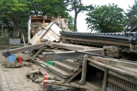 Zřícený chrám v Kašiwazaki, červenec 2007