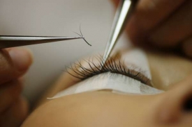 Pracovnice salonu Glamour Eye demonstrují postup prodlužování řas.