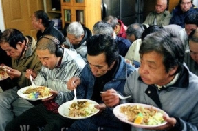 Japonští bezdomovci jedí v charitě.