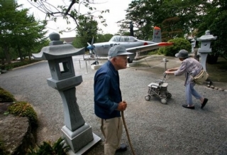 Chudí starší Japonci v muzeu pilotů kamikaze.