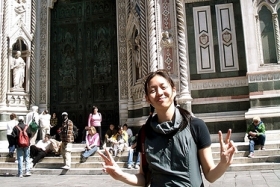 Japonská turistka pózuje před florentským dómem.