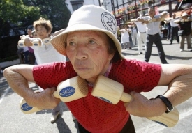 Starší Japonci si utužují svaly ve čtvti Sugamo.
