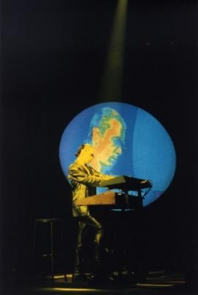 Jean Michel Jarre při svém minulém vystoupení v České republice.