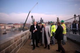 Ministr Václav Jehlička (vlevo) se vydal na průzkum Karlova mostu.