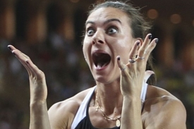Jelena Isinbajevová se raduje z překonání světového rekordu.
