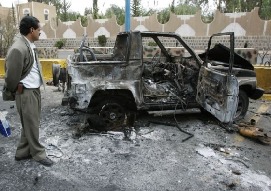 Zničené automobily u silně opevněné ambasády USA v Saná.