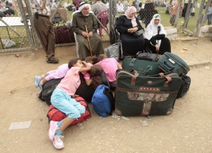 Palestinci čekají na otevření hraničního přechodu v Rafáhu.