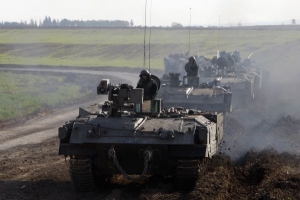 Izraelské obrněné transportéry míří k hranicím Gazy.