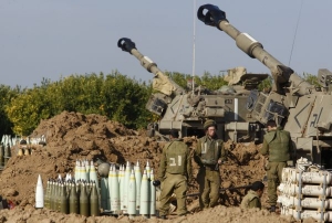 Izraelští vojáci u samohybného dělostřelectva.