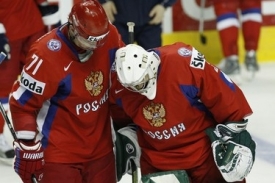 Zraněný gólman ruských hokejistů Jerjomenko.