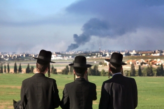 Ortodoxní Židé sledují z Izraele bombardování Gazy.