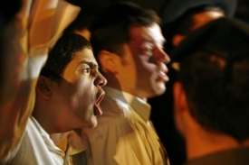 Demonstrant protestuje po atentátu na jeruzalémské škole.