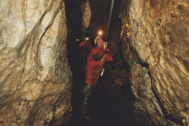 Muži strávili noc v jeskyn částečně ponoření ve vodě. Ilustrační foto.