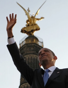 Obama děkuje za mohutný aplaus v berlínské Tiergarten.
