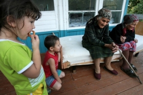 Jihoosetské ženy a děti v uprchlickém táboře u hranic s Ruskem.
