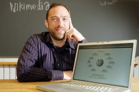 Zakladatel Wikipedie a čestný předseda nadace Wikimedia Jimmy Wales.