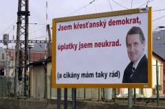Billboard karikující vicepremiéra a předsedu KDU-ČSL Jiřího Čunka opatřený textem 
