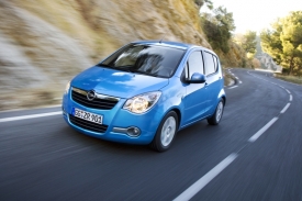 Nejmenší Opel nezklame ani po výjezdu z města, v zatáčkách se chová sebejistě.