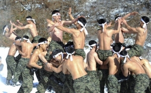 Příslušníci jihokorejské speciální jednotky během zimního cvičení.