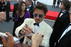 Johnny Depp se podepisuje fanouškům na festivalu v Benátkách.