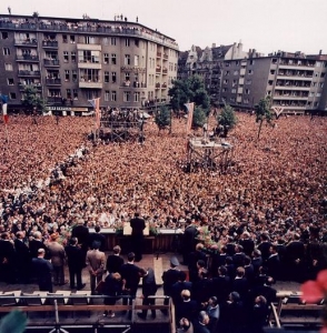 Davy lidí na projevu Johna F. Kennedyho v Berlíně.