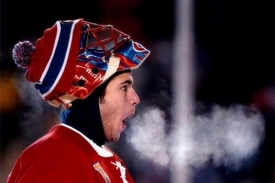 Gólman Jose Theodor při zápase NHL pod otevřeným nebem.