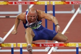 Petr Svoboda při letu nad překážkou během středečního semifinále.