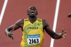 Usain Bolt se raduje v cíli ze zlata a světového rekordu.