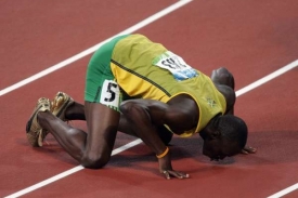 Jamajský sprinter Usain Bolt se raduje z vítězství a světového rekordu