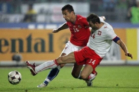 Milan Baroš se pokouší přejít přes polského obránce.