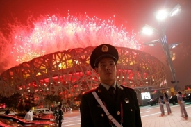 Ohňostroj k zahájení olympijských her v Pekingu.